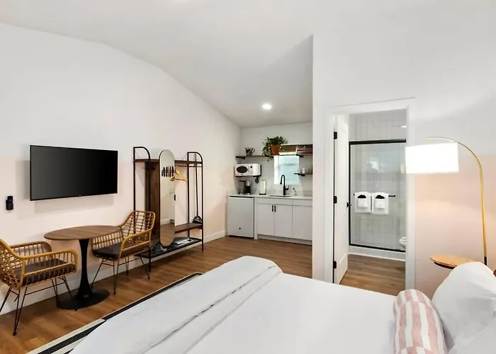 Mokuhonu Suite. Hoʻoluʻolu Apartment